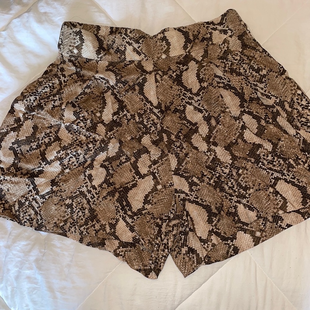 H&M SIZE 8 NEW WITH TAGS SNAKE SKIN FLOWY ELASTIC BAND SHORTS